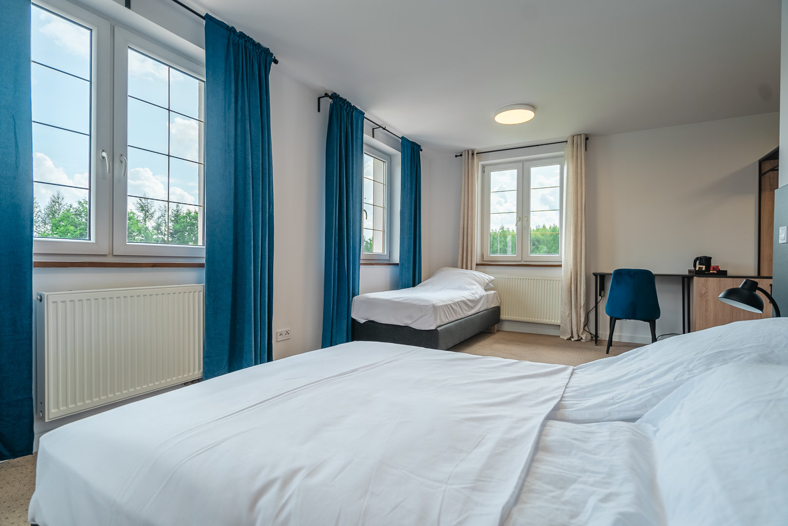 Pok&oacute;j czterosobowy z ł&oacute;żkiem podw&oacute;jnym, pojedynczym i sofą