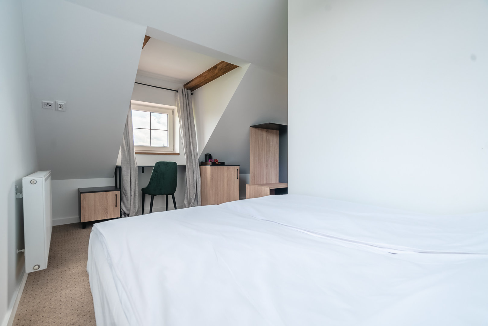 Pok&oacute;j dwuosobowy z ł&oacute;żkiem podw&oacute;jnym.