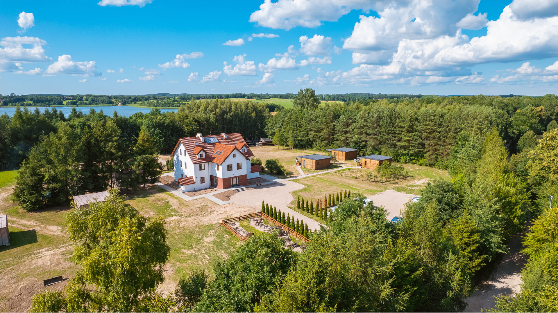 Willa na wyłączność nad jeziorem z prywatną plażą, jacuzzi, sauną